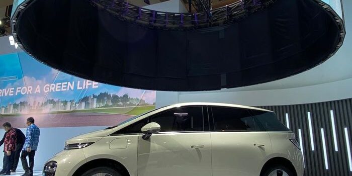 Wuling Hadirkan Program Menarik Di IIMS 2024, Beli Mobil Bisa Dapat Emas Dan IPhone 15 Pro