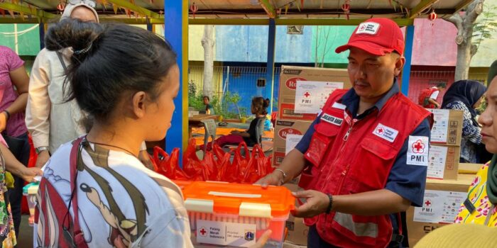 PMI Jakbar salurkan bantuan bagi penyintas kebakaran ke Wijaya Kusuma