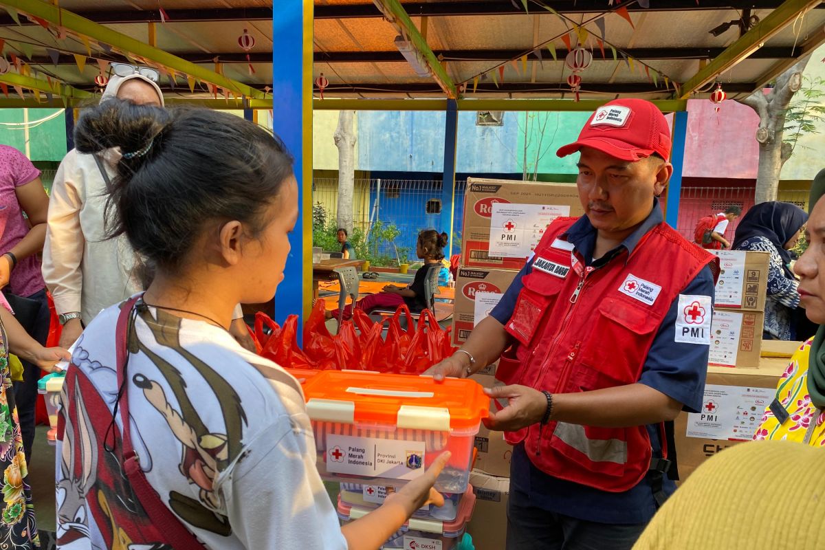 PMI Jakbar salurkan bantuan bagi penyintas kebakaran ke Wijaya Kusuma