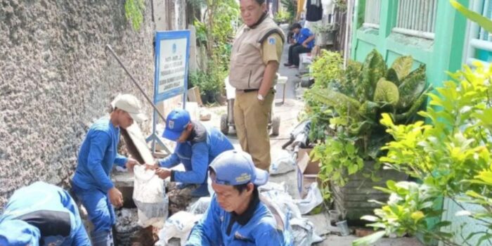 Pemkot Jakpus pantau saluran hingga keruk sungai untuk cegah banjir