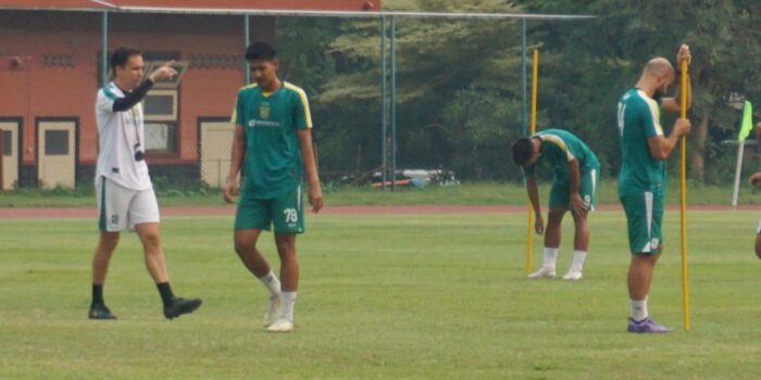 Munster wajibkan pemain Persebaya latihan pada waktu libur pemilihan gubernur serentak