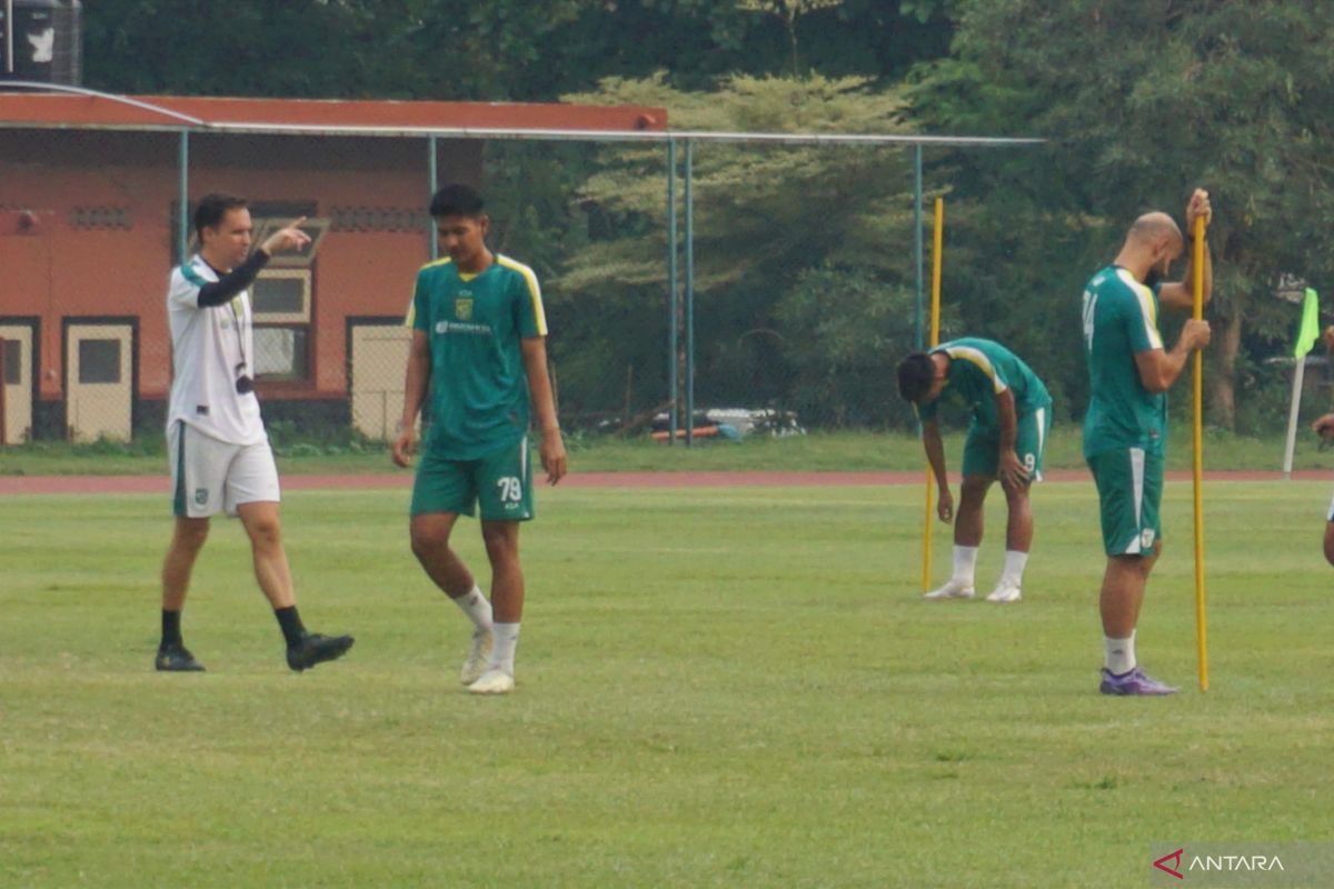 Munster wajibkan pemain Persebaya latihan pada waktu libur pemilihan gubernur serentak