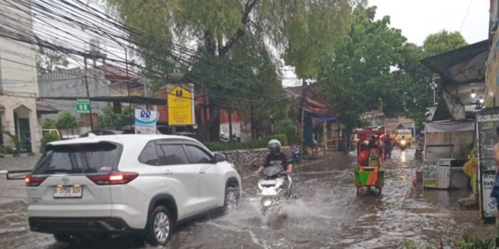 Genangan berjalan ke dua ruas jalan ke Jaksel