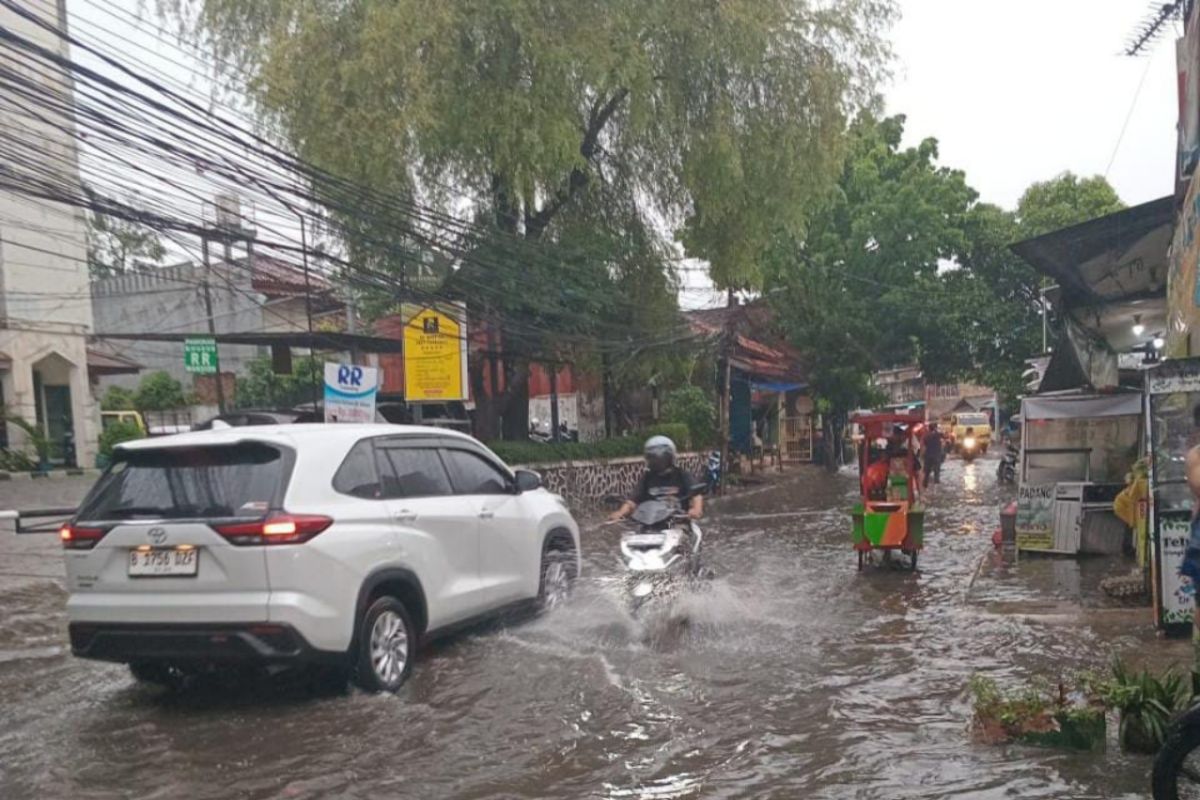 Genangan berjalan ke dua ruas jalan ke Jaksel