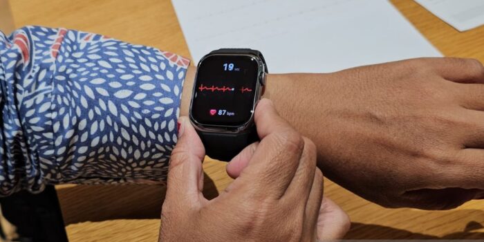 Cara menghubungkan smartwatch olahraga dengan aplikasi mobile mobile pada handphone